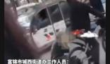 老人碰瓷被車主持刀追砍 當?shù)鼗貞?yīng)