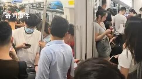 網(wǎng)友吐槽假期坐高鐵動車像擠地鐵 車上雖然有點擁擠但大家都很開心