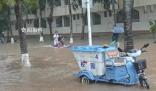 暴雨致海口內(nèi)澇 大學(xué)生“劃船”出行