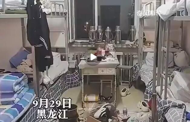 男生1人留守宿舍大掃除過中秋 網(wǎng)友：這孩子將來能成事