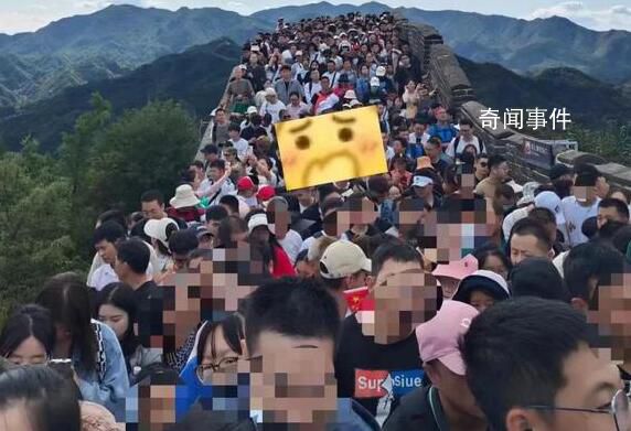 兵馬俑都被擠得沒(méi)地方站了 兵馬俑館內(nèi)人群水泄不通