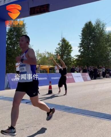 男子馬拉松終點前倒立被反超 網友表示重在享受