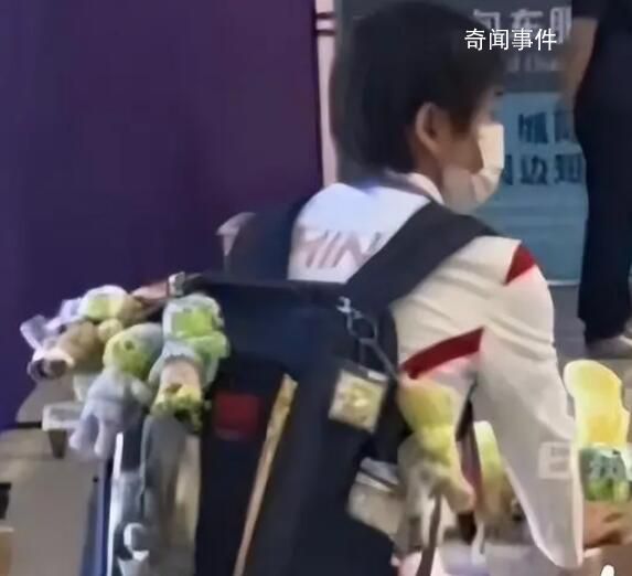 全紅嬋背了一包玩偶離開杭州 飛機(jī)上安靜看報+玩游戲