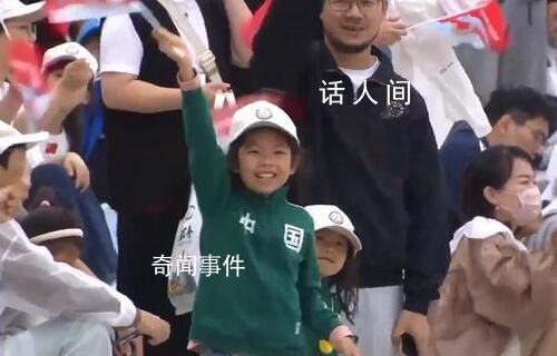 龍舟比賽看臺(tái)現(xiàn)吳京同款運(yùn)動(dòng)服