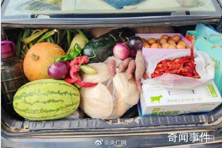 父母給返程兒子后備箱塞了個(gè)菜市場(chǎng) 父親母親總是覺(jué)得帶的東西還不夠