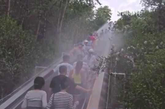 游客來(lái)爬山發(fā)現(xiàn)有電梯直達(dá)山頂 長(zhǎng)三角旅游景區(qū)實(shí)現(xiàn)無(wú)痛爬山
