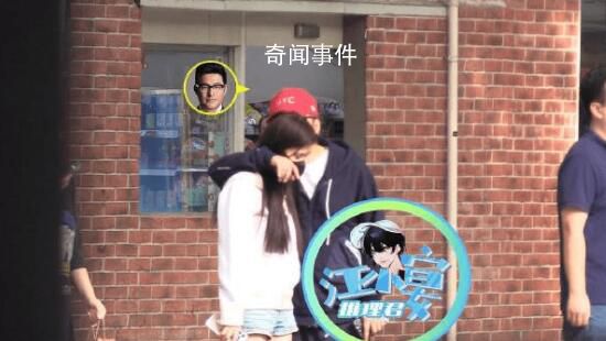 王岳倫疑似新戀情曝光 與一位年輕女孩一起從小區走出