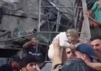 巴勒斯坦人從廢墟中救出一名嬰兒 引發(fā)了廣泛關(guān)注和深思