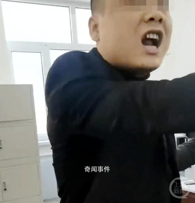人社局人員拍桌子怒斥群眾被清退 引發熱議