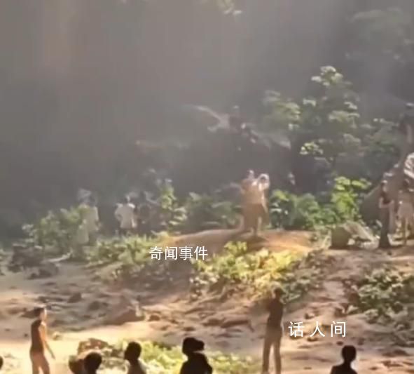 游客天坑內(nèi)打排球遇丁達(dá)爾效應(yīng) 悠閑愜意仿佛置身世外桃源