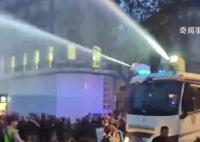 法國街頭爆發大規模抗議 警方動用高壓水槍