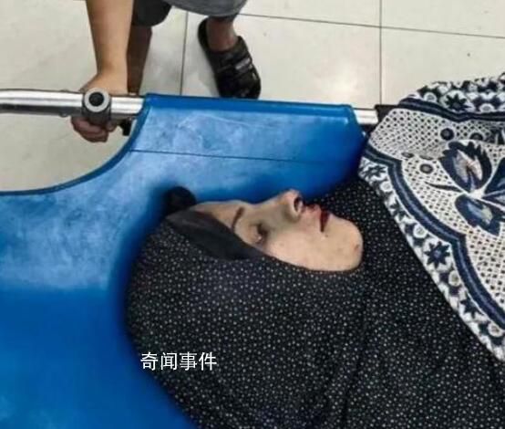 巴勒斯坦空襲幸存男孩照看受傷母親 實(shí)在讓人看著心酸不已