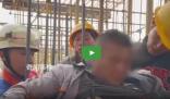 農(nóng)民工高處墜落被5根鋼筋扎穿 消防員跪地當(dāng)擔(dān)架