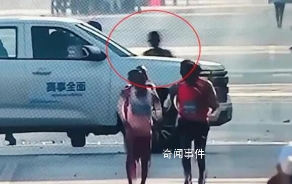 大連馬拉松中國選手沖刺時被車擋住