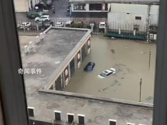 廣東湛江暴雨致部分路段車泡水 市民騎電動(dòng)車涉水前行