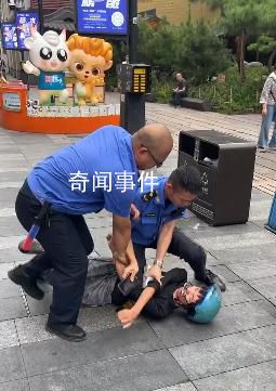 外賣員抗拒鎖車將城管踹倒后被制服 步行街不允許電動車進(jìn)入