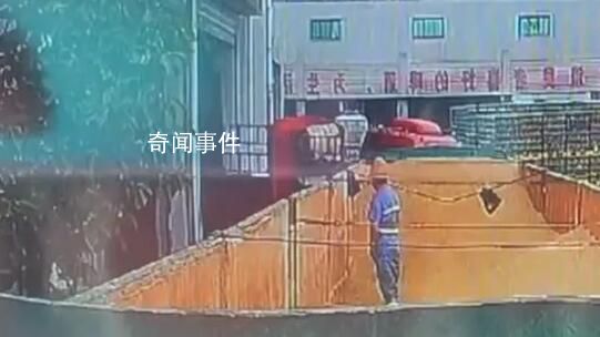 青島啤酒工人被曝在原料倉小便 監(jiān)管部門回應