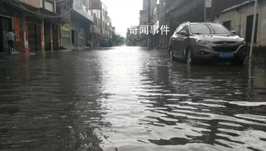 廣東陽(yáng)江遭遇暴雨洪澇 有轎車被沖走