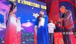 警方:兩男子強(qiáng)抱花鼓戲女演員被拘