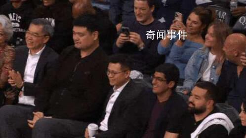 姚明現(xiàn)身巴克萊中心觀戰(zhàn)籃網(wǎng)