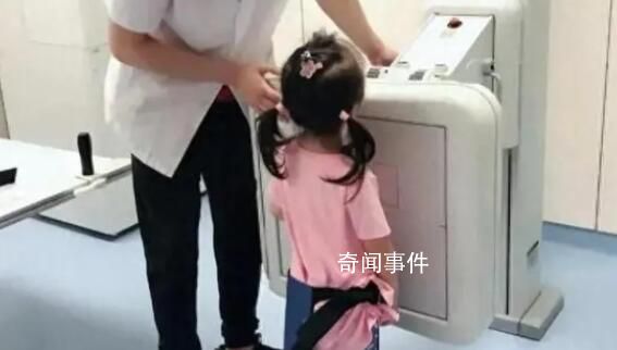 女子帶娃拍胸片發(fā)現(xiàn)是小孩在操作 已接到投訴正在調(diào)查