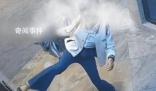 女子坐電梯用腳“按”鍵 引發廣泛關注
