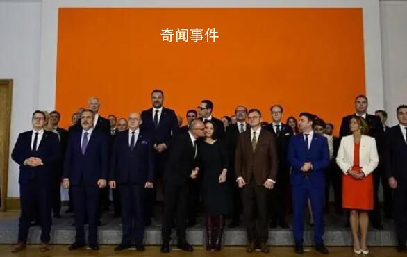 克羅地亞外長試圖親吻德國女外長 引發爭議