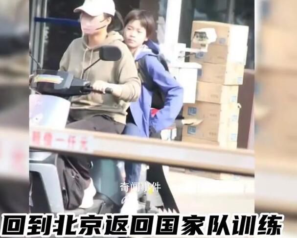 陳若琳騎電車載全紅嬋被舉報沒頭盔 引發了廣泛關注