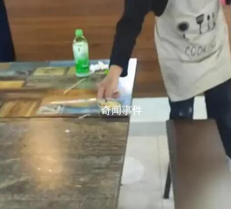 店員將顧客吃剩的小料倒回小料區(qū)