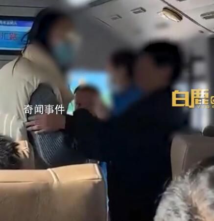 女子帶娃坐車遇滿員 強(qiáng)行要他人讓座