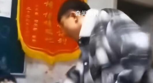 內(nèi)蒙古一教師捶打?qū)W生被停職