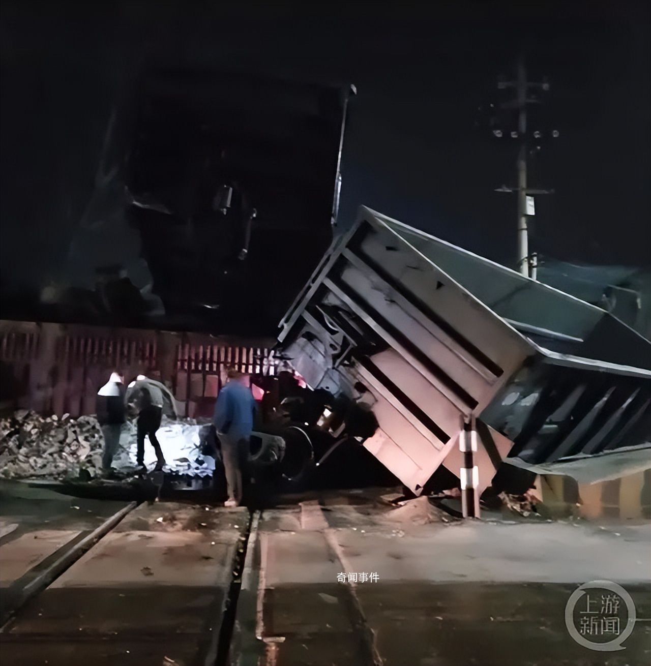 河南一貨車與火車相撞 貨車司機(jī)身亡