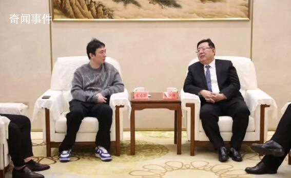 王思聰穿休閑服會(huì)見(jiàn)泰安市委領(lǐng)導(dǎo)
