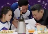 金正恩攜女兒出席慶功宴 參會(huì)人士統(tǒng)一穿著定制的短袖T恤