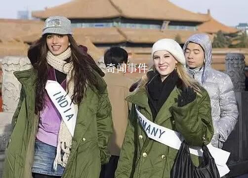 外國(guó)游客齊穿軍大衣打卡天壇