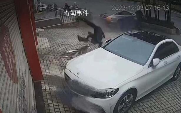 深圳街頭奔馳跑車失控撞飛路人 引發關注
