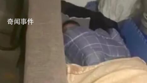 網傳男孩遭親爸后媽虐待睡樓道