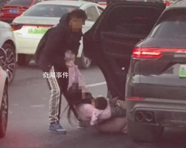 交警回應(yīng)男子將女子幼兒強拽下車 危險違法
