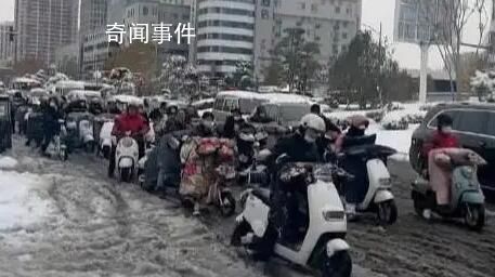 河南市民騎電動(dòng)車(chē)在雪地里艱難前行 給這些為了生活而努力奔波的陌生人點(diǎn)贊