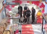 蛋糕店開業(yè)門口擺花籃被罰200元 官方：可以向城管部門提前報(bào)備申請