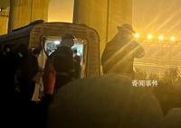 實(shí)拍受損地鐵:兩節(jié)車(chē)廂被擠壓