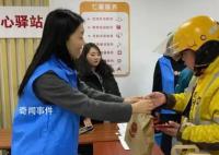 嚴寒中作業 他們收到這些溫暖
