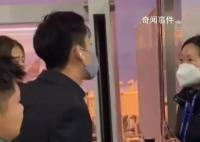 目擊者還原男子亮網(wǎng)紅身份維權(quán)經(jīng)過