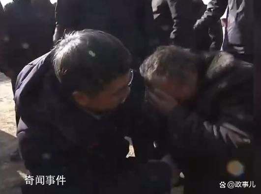 災民痛哭 青海省委書記抱著安慰