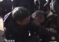 災(zāi)民痛哭 青海省委書記抱著安慰