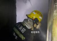 男子沒要到3000元生活費縱火燒家 現場有明火煙霧較大