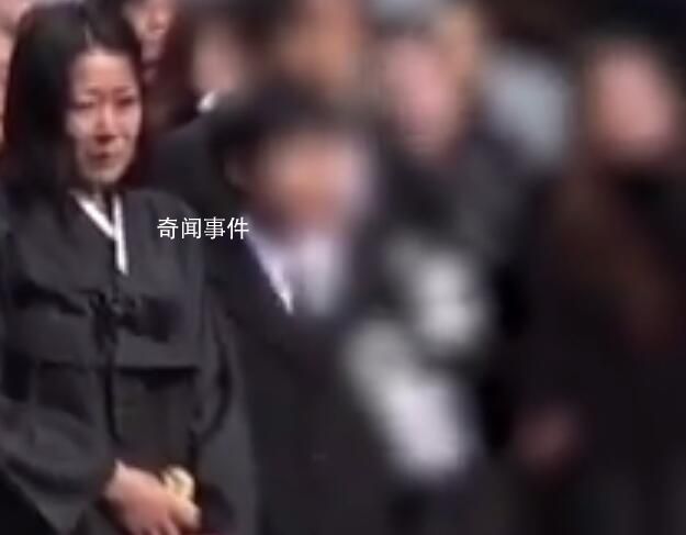 李善均出殯現(xiàn)場妻子全慧珍痛哭 難掩悲傷