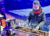 鶴崗文旅局長在哈爾濱做烤串 引發關注