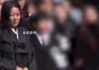 李善均出殯現(xiàn)場妻子全慧珍痛哭 難掩悲傷