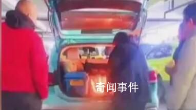 女子疑在出租車尾箱生火炒菜 這一行為引發(fā)了廣泛關(guān)注和網(wǎng)友的熱議